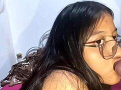 Teman cewekku nyedot aku dan kasih pantat Latinanya