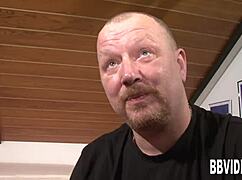 Uh, sakra, tahle bujná německá milf dostala dvojitý šoust tak tvrdě