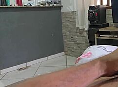 N�o aguentei minha enteada varrendo a sala na minha frente