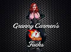 Doigtage de la mamie Carmen Angel amoureuse du métal dans une session amateur mature crue avec bisous