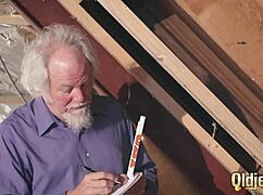 Смотрел как Киара и Мия ебут старика и делят сперму