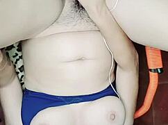 Que sabroso se siente bien profundo este enorme pollon y mira como sale mi leche a chorros