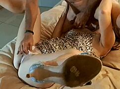 Я получаю секс в одежде с глубоким минетом, римингом и трахом в белье