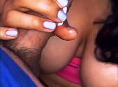 La madre de su amiga era una mujer voluptuosa que siempre vestía ropa ajustada y provocativa, lo que lo ponía muy nervioso en la universidad.