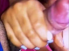 La madre de su amiga era una mujer voluptuosa que siempre vestía ropa ajustada y provocativa, lo que lo ponía muy nervioso en la universidad.