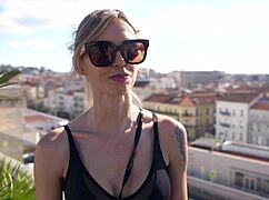 Sophie blonde sulfureuse sen prend plein les orifices