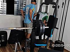 empleados transan en el deposito con crossdressing y softcore.