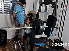 empleados transan en el deposito con crossdressing y softcore.