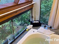 Novinha de 18 anos seduz dilf na banheira pra transar