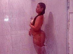 bbw dando de baixo do chuveiro completo no red