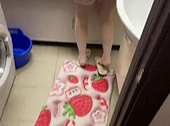 i jerked off to my stepmom bathing in the bathroom with her pussy