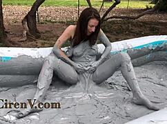 clay sploshing in the pool ciren v