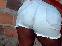 Vizinha da bunda grande limpando o quintal