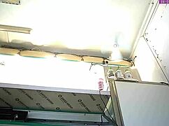 Jeg sagde til denne dumme tøs at bære miniskørt på den varme sommerdag, men hun aner ikke noget om det skjulte kamera under hendes røv