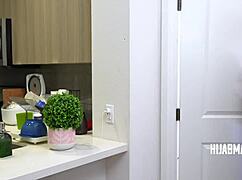 التعرض العرضي يشعل لهيب محظور مع صدر زوجتي الكبير