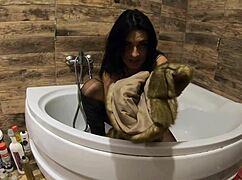 Milfy Calla Does Pee Play In Bathtub With Fur Coat And Pantyhose