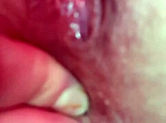 Стъпмамa по телефона докато стъпсин ѝ свърши пред нея