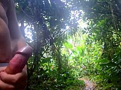 Punheta Arriscada Para Gostosinha Na Trilha Da Praia