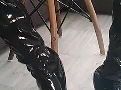 i love watching veve pop those balloons in her latex stockings, her big tits bouncing all over the place