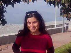 naked girl exposes herself on public beach 😏