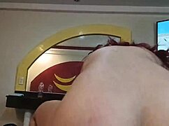 hermanastra pelirroja con tetas hermosas