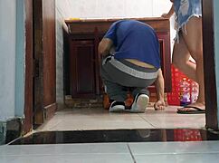 Mulher de Corno Recebe Vizinho Encanador de Saia Sem Calcinha