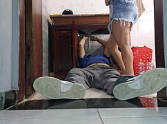 Mulher de Corno Recebe Vizinho Encanador de Saia Sem Calcinha