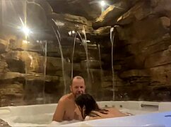 casal curtindo a lua de mel no motel! esposa se acabando na pica do marido!