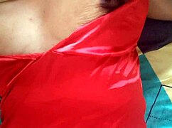 Mi hijastra mientras come su manzana prohibida se toca su delicioso co�o apretado y jugoso!