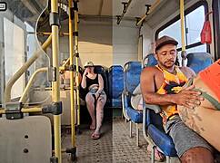 Mulher casada dar mole pra um cara estranho dentro do onibus e termina tranzando com ele