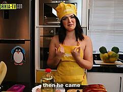 Clara Wellen Caught Opening Door Naked to Delivery Guy!