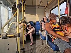 Mulher casada dar mole pra um cara estranho dentro do onibus e termina tranzando com ele