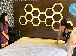 Trabajo de sirvienta con Letzy Lizz, usando toys en su big ass