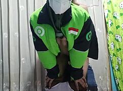 Pranking the food delivery girl into fucking her hairy pussy 😏🍕