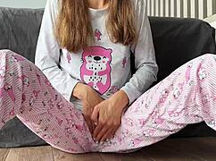 Stepsister gets fingered and squirts