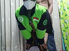 Pranking the food delivery girl into fucking her hairy pussy 😏🍕