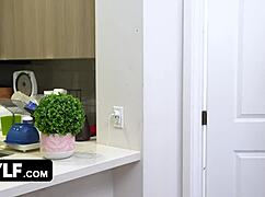 Сексуальная жена в хиджабе шалит с пасынковым зятем в догги POV