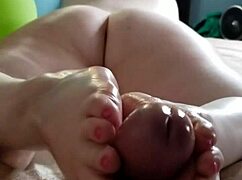 big ass amateur joan day gives a casual footjob!