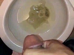 pu�eta en el ba�o con placer intenso