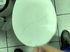 Masturbando no trabalho!