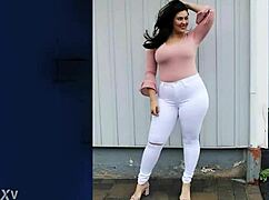 Huge Boobs Sexy BBW Girls Contrast with Petite Frames