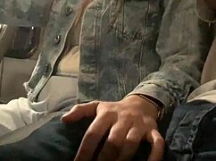 Le muestro mi verga en el bus público y ella decide venir a tocarla