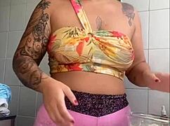 Showing swollen pussy in live stream with big pussy flashing