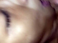 นักศึกษาสาวอมควยดูดน้ำเงี่ยนที่ไหลพุ่งเข้าปากและหีของเธอ