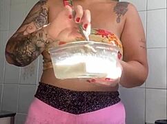 Showing swollen pussy in live stream with big pussy flashing