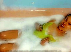 mira lo que hago en la ducha... orgasmo total