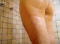 giantess lets you watch her shave, be careful with the water splashing everywhere