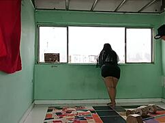 العاهرة تساعد في التمارين بأكل ونيك طيز كبير