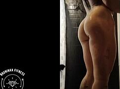 ruiva cavala depila bucetinha no banho e deixa lisinha - completo no red