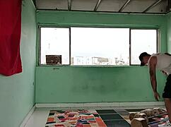 العاهرة تساعد في التمارين بأكل ونيك طيز كبير